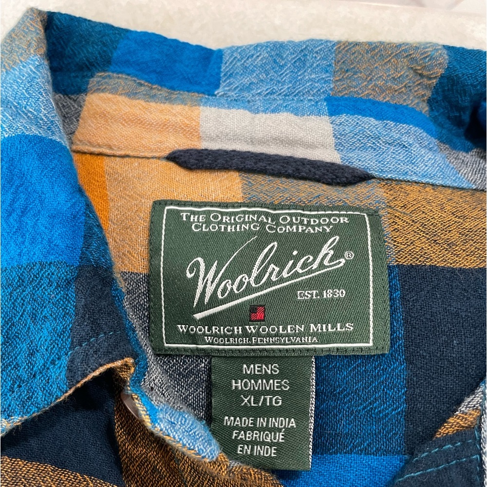 Woolrich Men's Button‎ Up Short Sleeve Shirt. Size Large. Lightweight cotton.